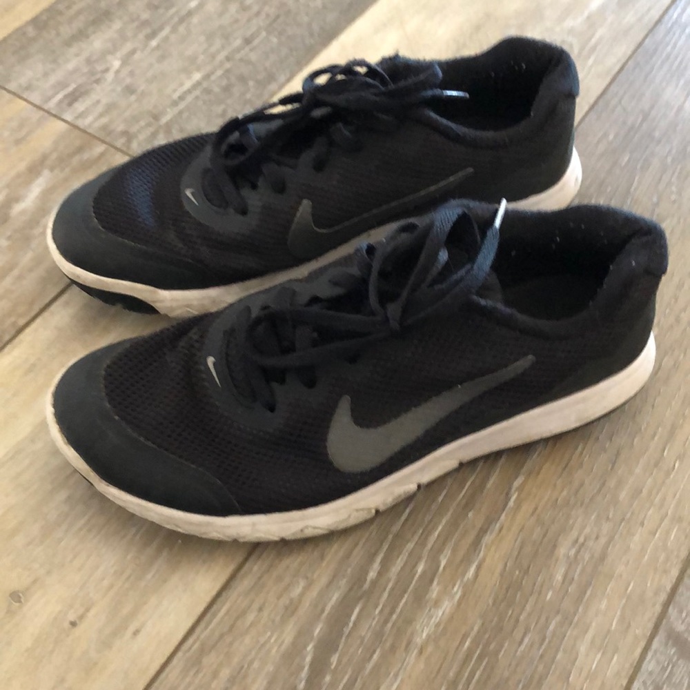 Nike tennis shoes black and white size 7.5